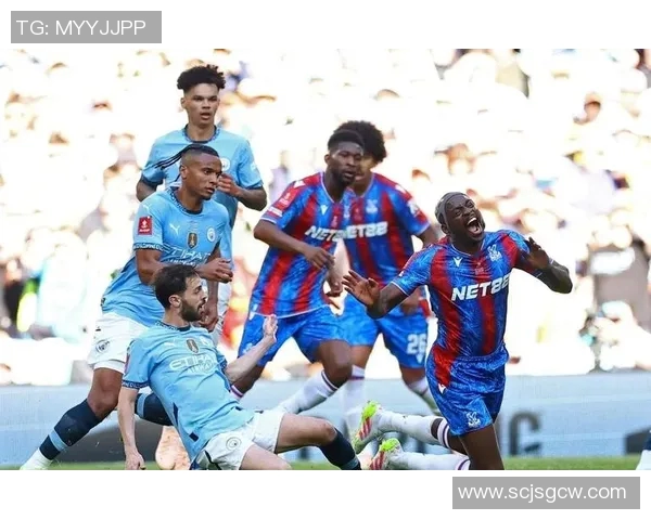 镜头捕捉：曼城赛场小动作引发热议