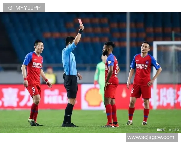 球员比赛中被红牌罚下，镜头捕捉愤怒瞬间